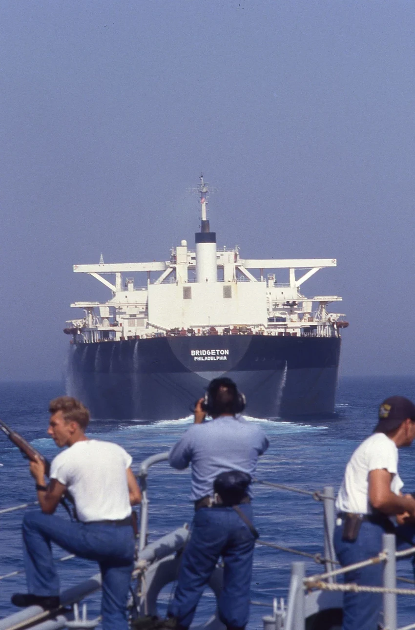 (PLO)- Chiến tranh tàu chở dầu ở Eo biển Hormuz, xảy ra vào cuối những năm 1980, đã chứng kiến ​​một số loại vũ khí và vấn đề tương tự mà lực lượng hộ tống của Mỹ có thể sẽ phải đối mặt ngày nay.